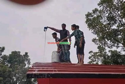 দুধ-গোলাপজল দিয়ে কার্যালয় ধুয়ে দায়িত্ব নিলেন ইউপি চেয়ারম্যান 

