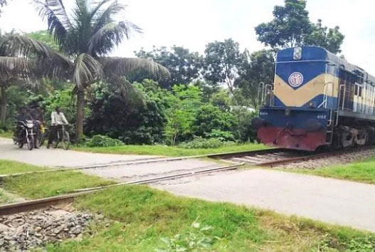 নাটোরে রেলের অরক্ষিত ৫ লেভেল ক্রসিংয়ে ঝুঁকি