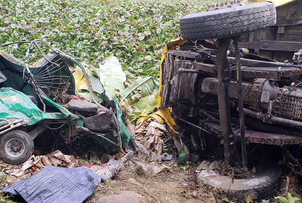 কসবায় ট্রাকচাপায় নিহত ২ 