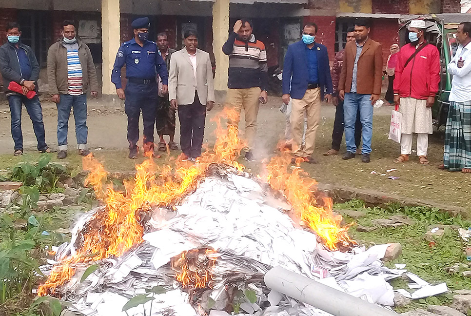 মোরেলগঞ্জে পুড়িয়ে ধ্বংস করা হলো ৭২ হাজার এনআইডি