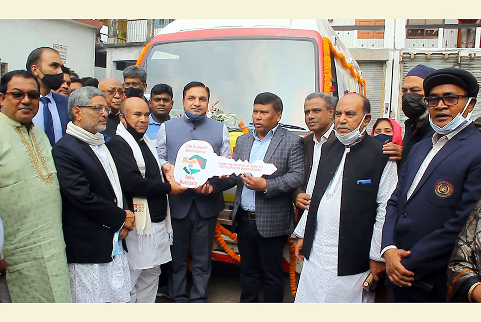 স্বাধীনতার সুবর্ণজয়ন্তী উপলক্ষে ভারতের অ্যাম্বুলেন্স পেল পাবনা পৌরসভা