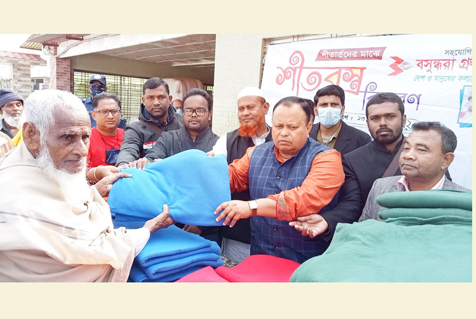বসুন্ধরা গ্রুপের কম্বল পেয়ে খুশি উপকূলের শীতার্ত মানুষ