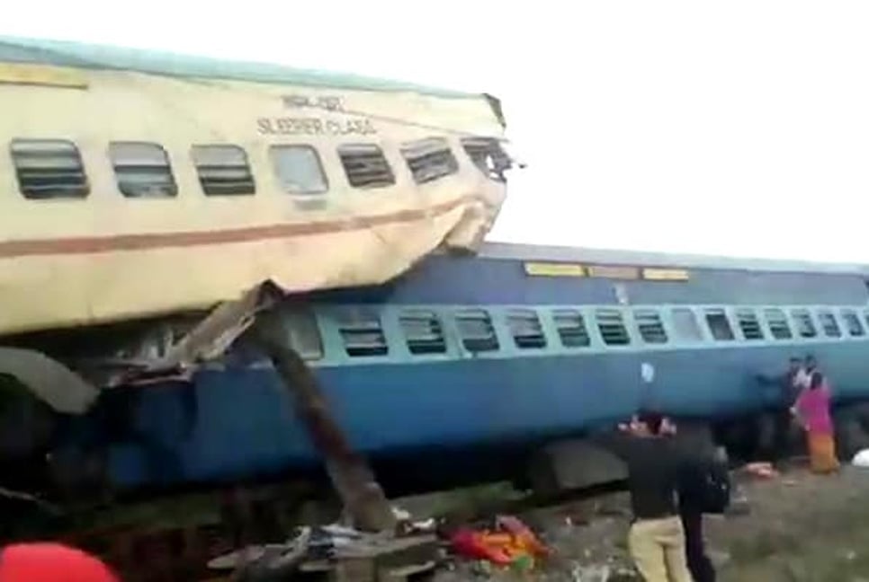বগির ওপর উঠে গেল বগি, জানালা দিয়ে যাত্রীর লাফ (ভিডিও)

