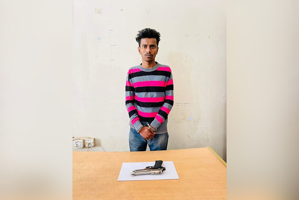 পিস্তল নিয়ে মহড়া দেওয়া সেই যুবক গ্রেফতার