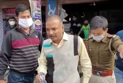 মাস্ক না পরে রাস্তায় নেতা, পুলিশের সঙ্গে তর্ক-ধাক্কাধাক্কির পর গ্রেফতার

