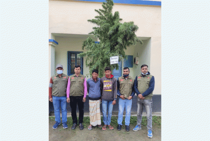 গাঁজার গাছ ও অস্ত্রসহ বাবা-ছেলে আটক 
