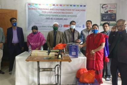 নেত্রকোনায় অসহায় নারীদের মাঝে সেলাই মেশিন প্রদান
