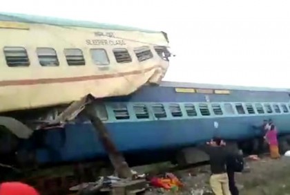 বগির ওপর উঠে গেল বগি, জানালা দিয়ে যাত্রীর লাফ (ভিডিও)

