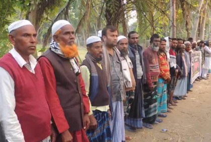শৈলকূপায় ইউপি চেয়ারম্যানকে আসামি করে
মামলায় মানববন্ধন