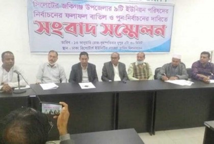 কেন্দ্রে কেন্দ্রে গিয়ে সিলমারা ব্যালট বাক্সে ভরেন নির্বাচন কর্মকর্তা