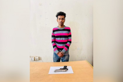পিস্তল নিয়ে মহড়া দেওয়া সেই যুবক গ্রেফতার
