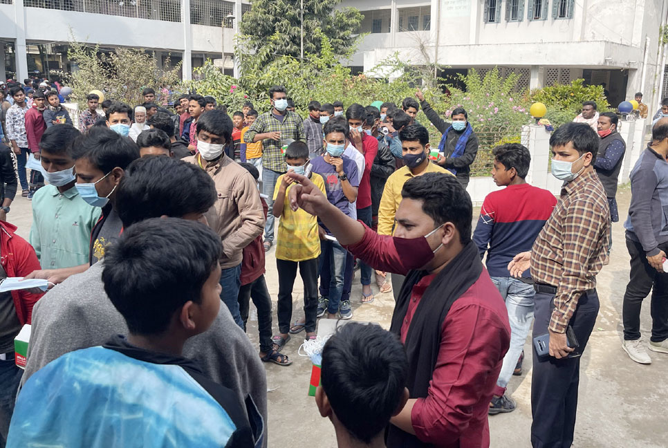 করোনার টিকা নিতে আসা শিক্ষার্থীদের মাঝে মাস্ক বিতরণ