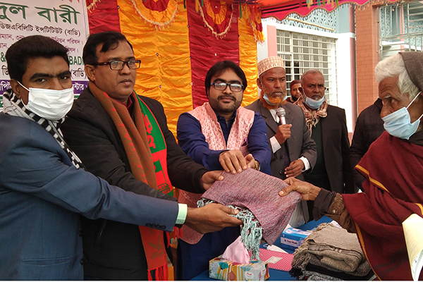 গুরুদাসপুরে তিন শতাধিক অসহায় মানুষের মাঝে শীতবস্ত্র বিতরণ