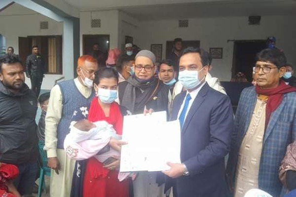 নাটোরের দিঘাপতিয়ায় জন্ম নিববন্ধনকারী শিশুদের উপহার প্রদান