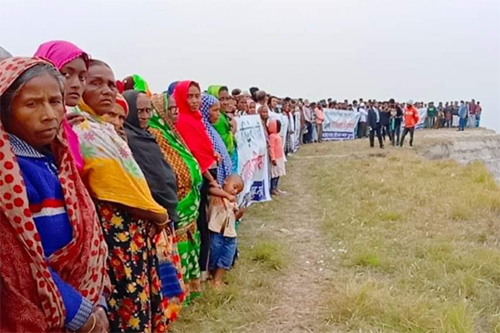 মুন্সীগঞ্জে নদী ভাঙন রোধে স্থায়ী বাঁধের দাবিতে মানববন্ধন