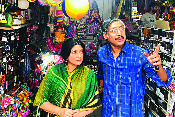 জুয়াড়ি মুরাদের স্ত্রী সুমনা, সঙ্গে রওনক