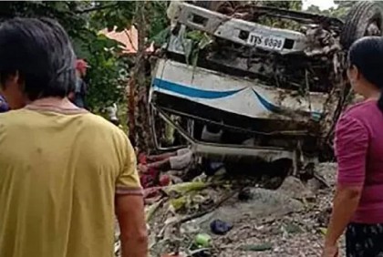 ফিলিপাইনে ট্রাক উল্টে নিহত ১১