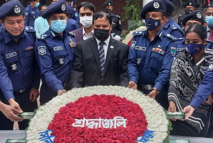 বঙ্গবন্ধুর সমাধিতে শ্রদ্ধা স্বরাষ্ট্র মন্ত্রণালয়ের সিনিয়র সচিবের