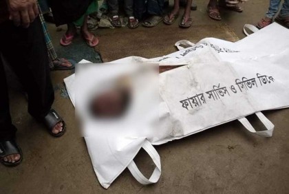 নিয়ন্ত্রণ হারিয়ে গ্যারেজের ভেতরে বাস, শ্রমিক নিহত