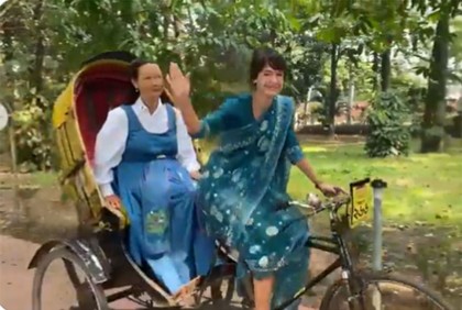 রিকশা চালিয়ে শুভেচ্ছা জানালেন সুইডিশ রাষ্ট্রদূত