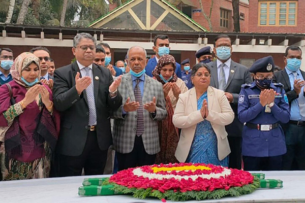 বঙ্গবন্ধুর সমাধিতে আপিল বিভাগের তিন বিচারপতির শ্রদ্ধা