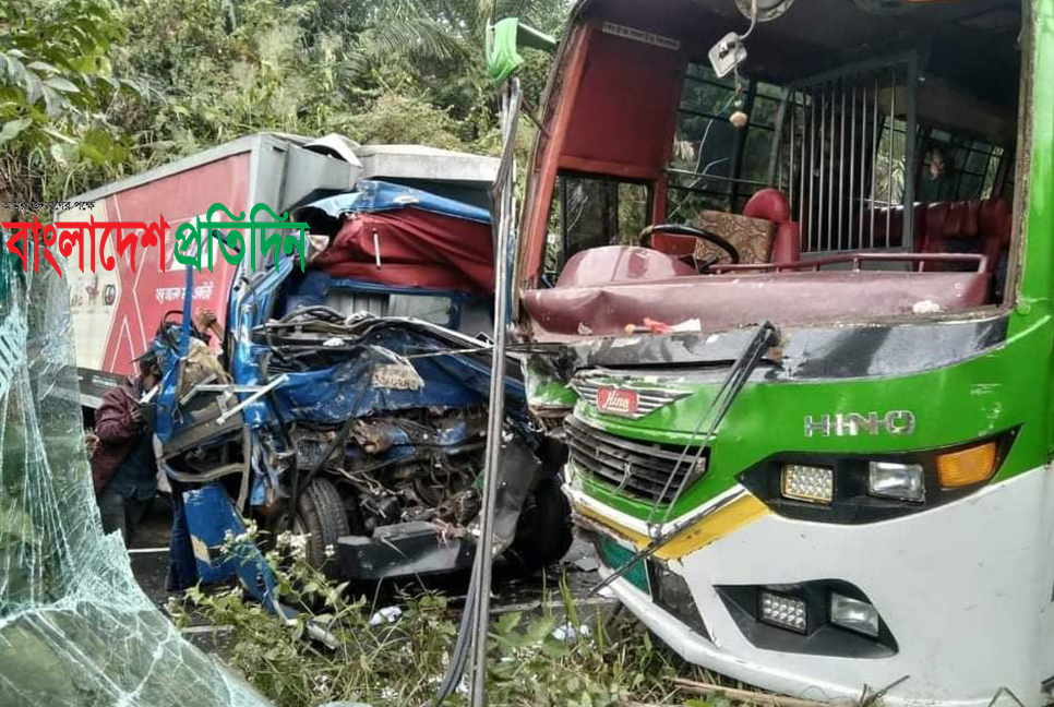 খাগড়াছড়িতে বাস-কাভার্ডভ্যানের মুখোমুখি সংঘর্ষে চালক নিহত
