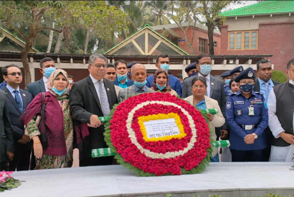 বঙ্গবন্ধুর সমাধিতে নবনিযুক্ত ৩ বিচারপতির শ্রদ্ধা