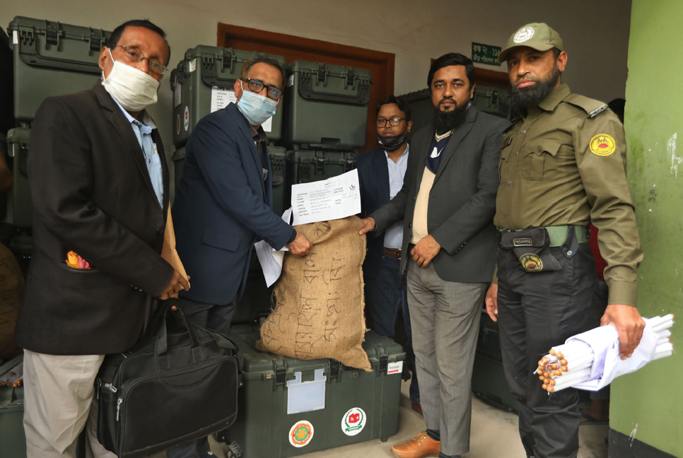 সব কেন্দ্রে পৌঁছেছে ইভিএম, অপেক্ষা শুধু ভোটের

