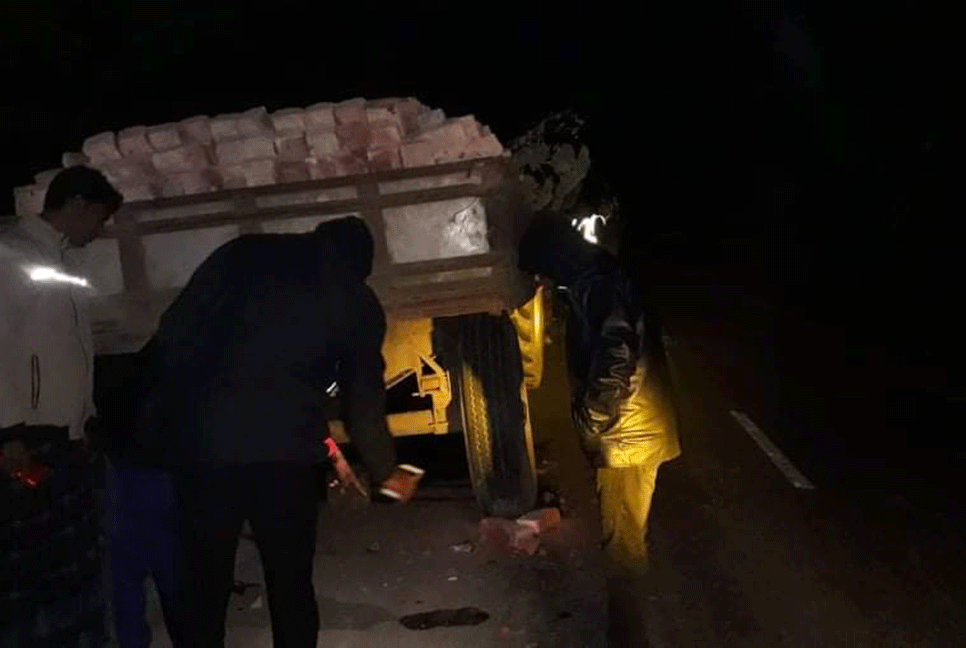 বিকল ট্রাক্টরকে ধাক্কা, মোটরসাইকেল আরোহী নিহত