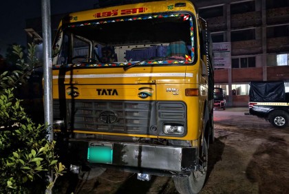 চাকা ফেটে সাইকেল আরোহীর ওপর উঠে গেল ট্রাক, অতঃপর…