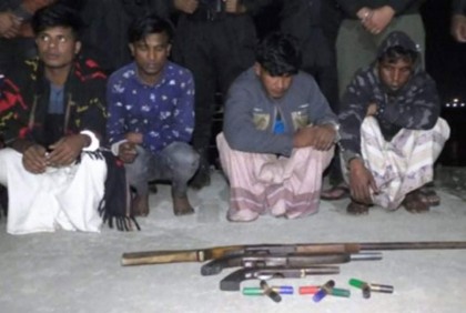 সোনাদিয়া চ্যানেল থেকে অস্ত্র-গুলিসহ ৬ জলদস্যু আটক