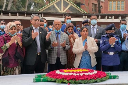 বঙ্গবন্ধুর সমাধিতে আপিল বিভাগের তিন বিচারপতির শ্রদ্ধা