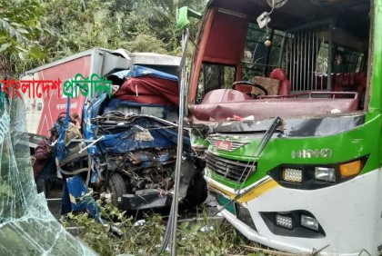 খাগড়াছড়িতে বাস-কাভার্ডভ্যানের মুখোমুখি সংঘর্ষে চালক নিহত
