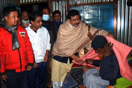 দিনাজপুরে গভীর রাতে শীতার্তদের বাড়িতে গিয়ে কম্বল বিতরণ 