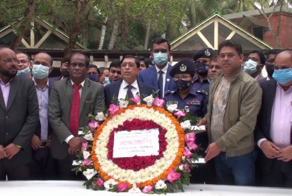 বঙ্গবন্ধুর সমাধিতে যুব ও ক্রীড়া মন্ত্রণালয়ের সচিবের শ্রদ্ধা