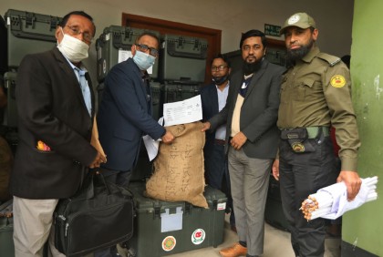 সব কেন্দ্রে পৌঁছেছে ইভিএম, অপেক্ষা শুধু ভোটের

