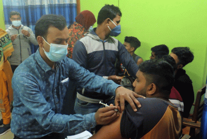 ঝিনাইদহে শিক্ষার্থীদের দেওয়া হচ্ছে করোনার টিকা