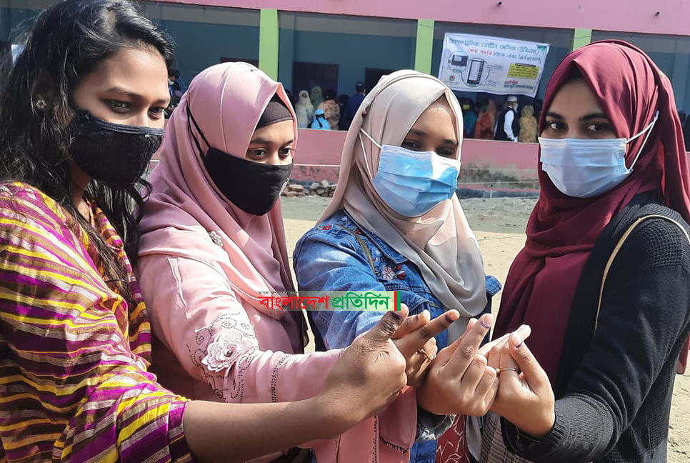 জীবনে প্রথম ভোট দিয়ে উচ্ছ্বসিত নতুন ভোটাররা


