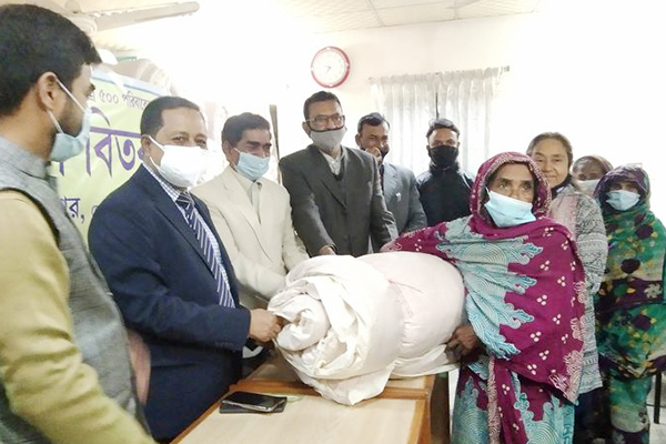 ফরিদপুরে ৫ শতাধিক ব্যক্তির মাঝে লেপ বিতরণ