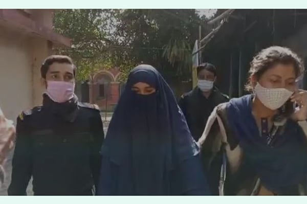 ভারতীয় প্রেমিকের টানে সীমান্ত পেরিয়ে বিএসএফের হাতে আটক বাংলাদেশি তরুণী 