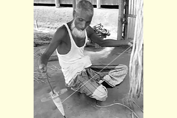 গ্রামীণ জনপদ থেকে হারিয়ে যাচ্ছে টাকু