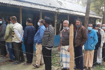 নোয়াখালী পৌরসভার ৩৪ কেন্দ্রে ইভিএমে ভোট গ্রহণ চলছে