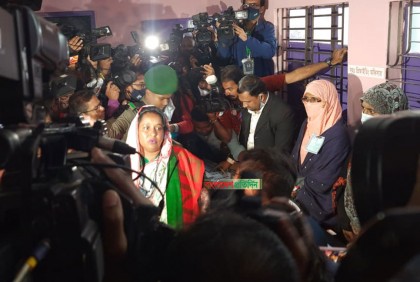 বাবার কবর জিয়ারত করে ভোট কেন্দ্রে আসেন আইভী