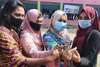 জীবনে প্রথম ভোট দিয়ে উচ্ছ্বসিত নতুন ভোটাররা

