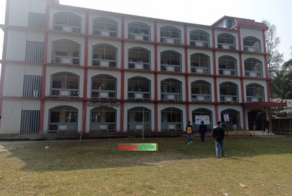 ভোটারশূন্য কেন্দ্র, চারপাশ জুড়ে নৌকার মিছিল
