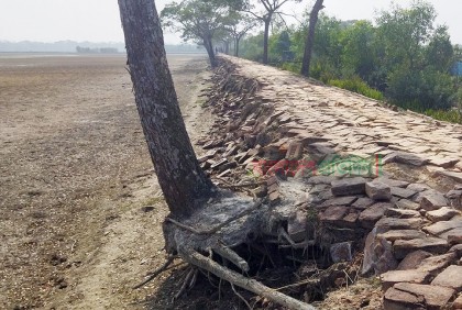 মৎস্যঘেরে বিলীন হচ্ছে জনগুরুত্বপূর্ণ সড়ক