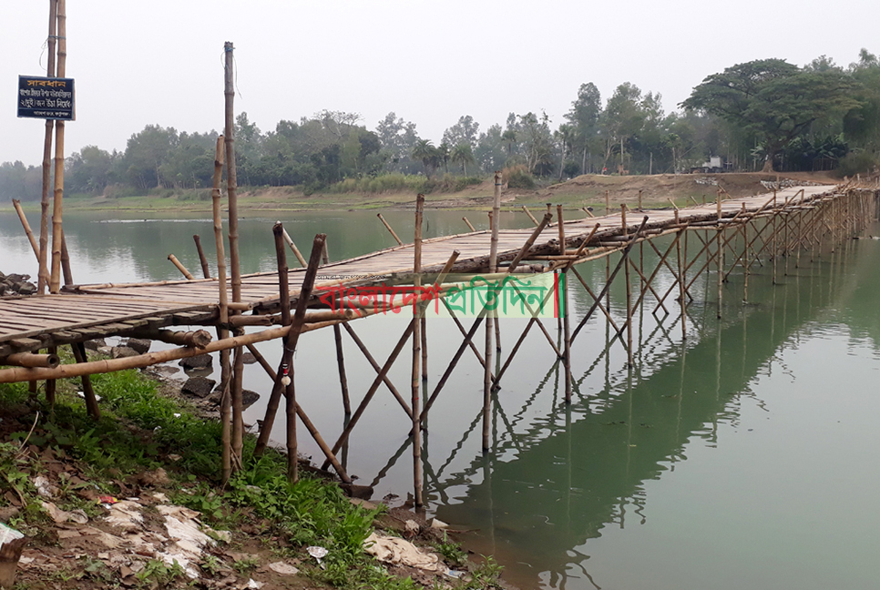 বাঁশের সাঁকোই নদী পারাপারে একমাত্র ভরসা
