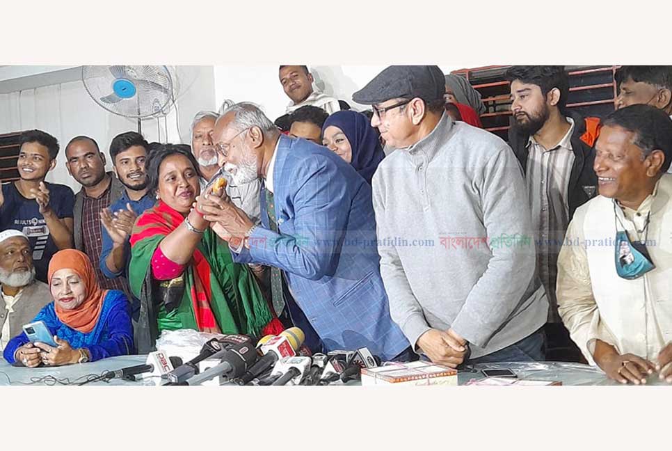 মিষ্টি নিয়ে তৈমুরের বাসায় আইভী
