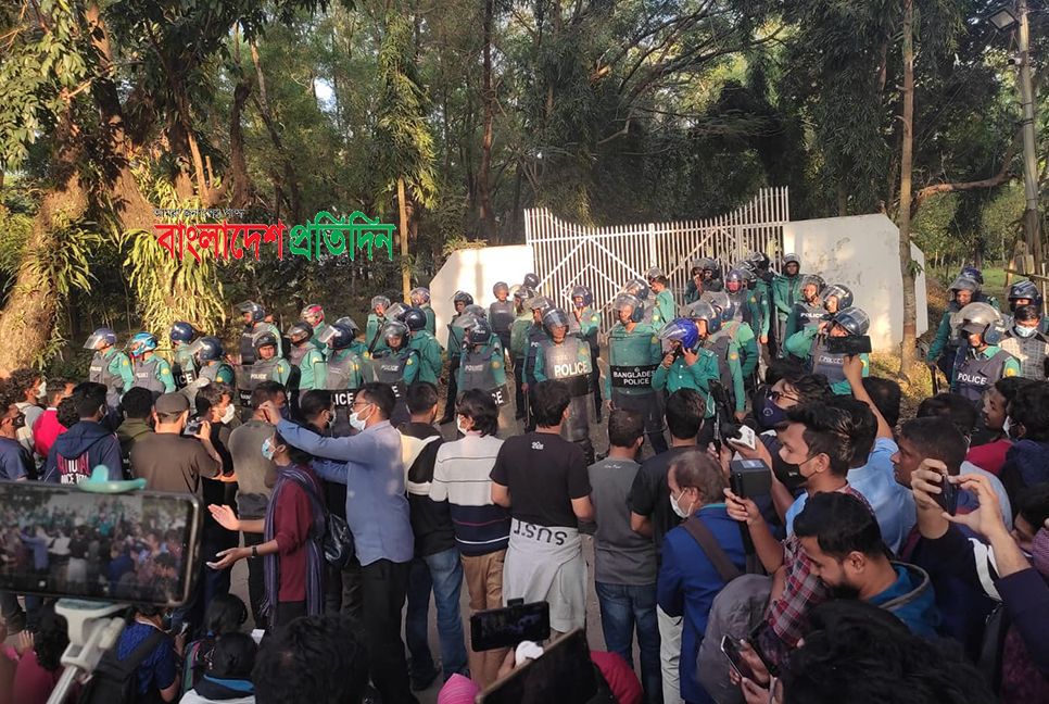 উত্তাল শাবি : রাতেও ক্যাম্পাস ছাড়ছে না শিক্ষার্থীরা
