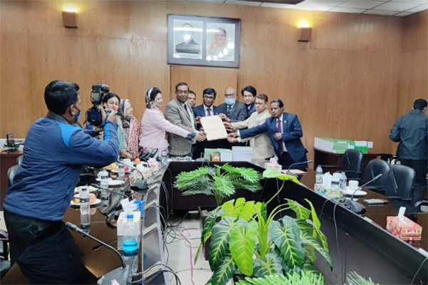 রাবিকে হাতে লেখা সংবিধান উপহার দিল অ্যালামনাই এসোসিয়েশন
